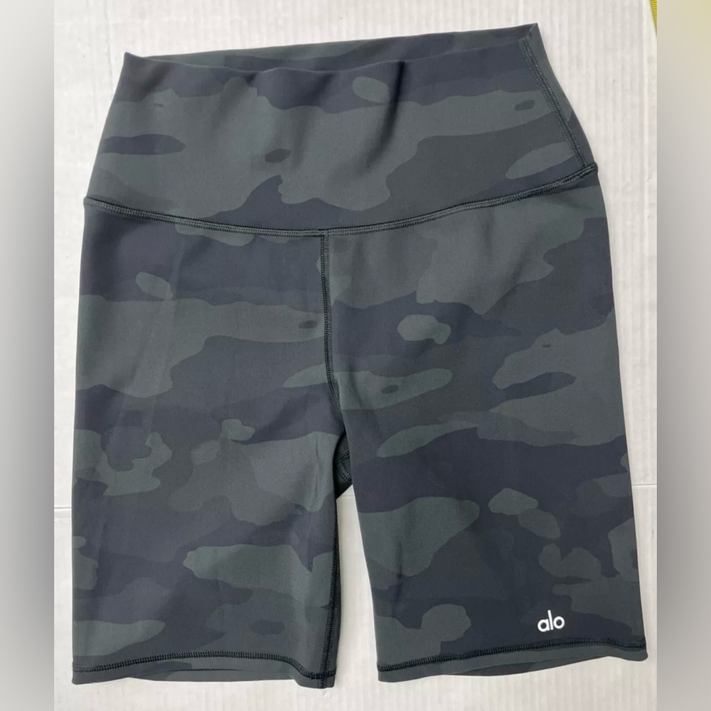NWOT * ALO Yoga * Women's Camo Green Biker Shorts Large